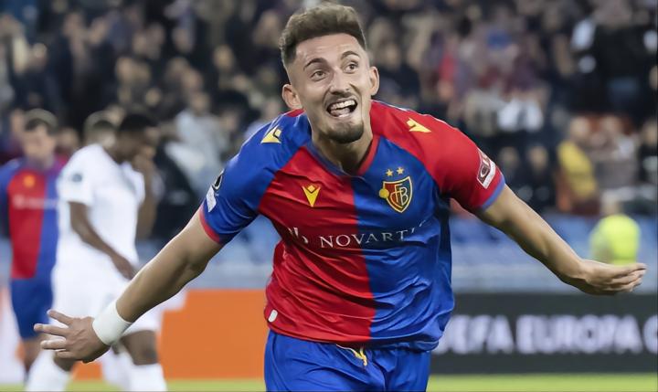 包含荷甲今晚走向成谜，布莱顿调整名单，媒体盛赞，训练强度明显提升的词条