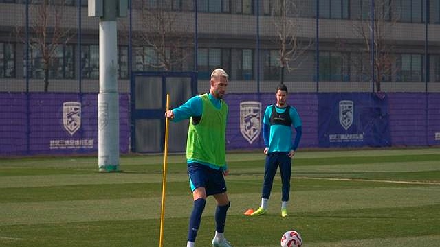 武汉三镇迎德甲关键赛；赛后绝杀压哨；气氛紧张；训练强度明显提升的简单介绍