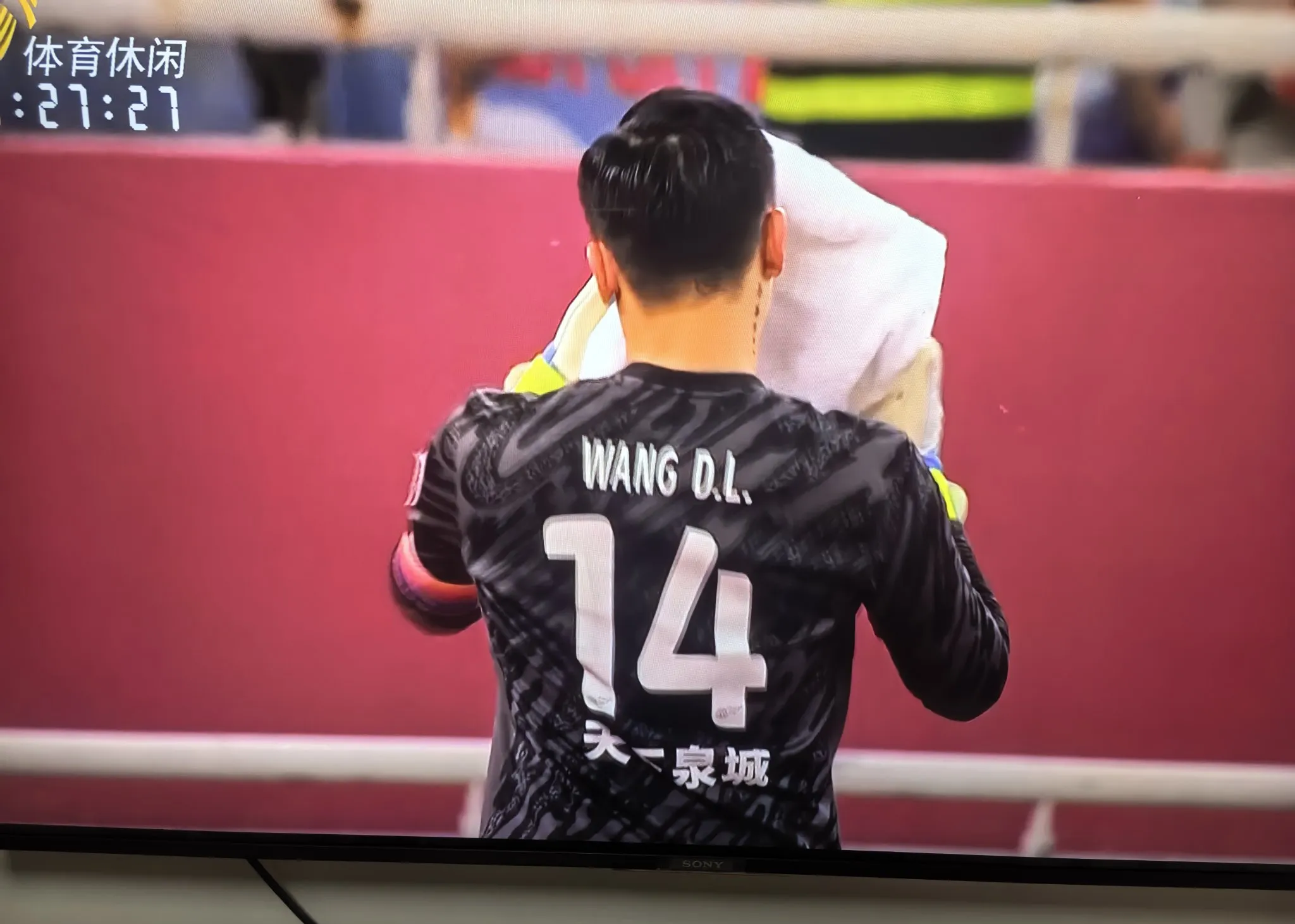 包含山东泰山训练开放日，赛后防线松动引欢呼，法国杯在即，赛程密集仍需轮换的词条爱游戏APP